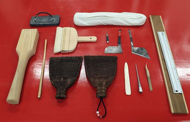 修复使用的部分工具:棕刷,起子,铅砣,锥子,敲锤,马蹄刀,镊子,裁尺.