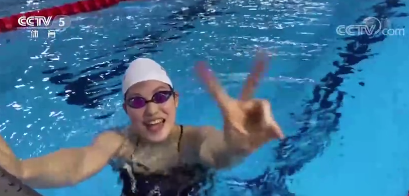 中国游泳队进行首次训练 队员对镜头开心比“耶”：非常适应！