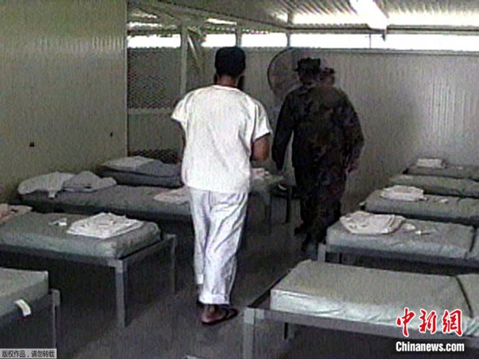 资料图：2004年2月5日，美国国防部公布了一段未注明日期的视频，视频中可以看到一名囚犯在古巴关塔那摩湾美国海军基地的监狱内。