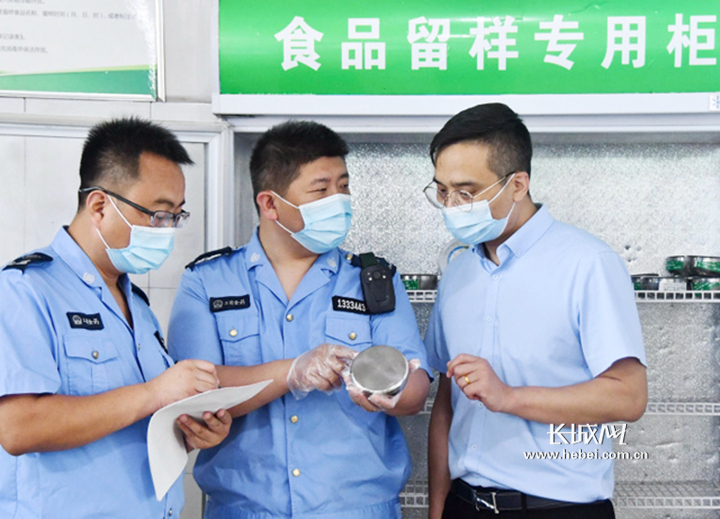 邯郸市永年区市场监管局工作人员在监督检查.资料图