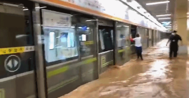 △网友发布郑州地铁内进水画面。