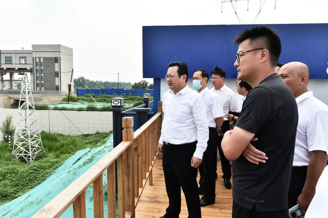 刘向阳 摄随后,张国华一行到白沟河入淀河口,实地考察泄洪情况.