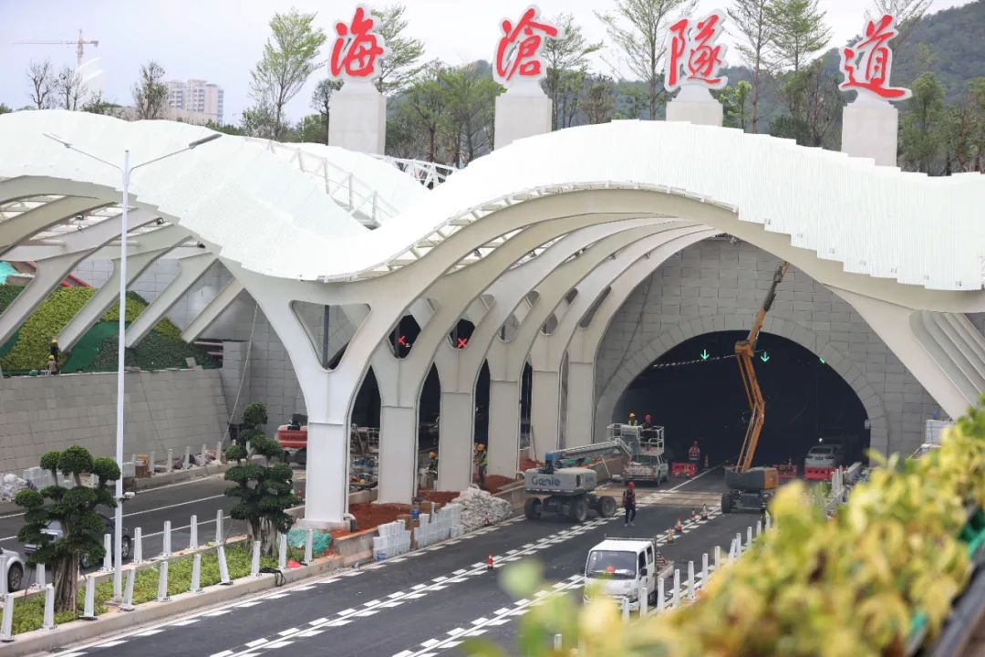 福建省厦门市第二西通道——海沧海底隧道,全长7.