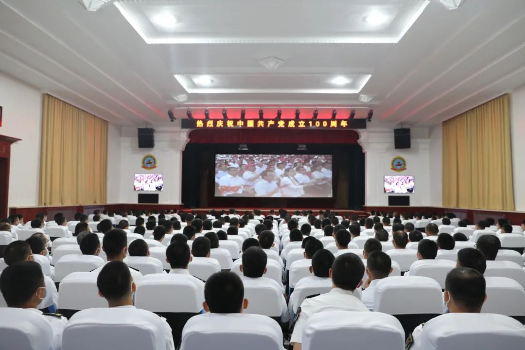 ▲观看庆祝中国共产党建立100周年大会