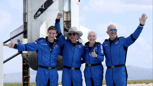 亚马逊创始人贝索斯搭乘旗下公司飞行器完成太空之旅