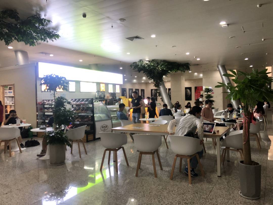 郑州图书馆彻夜开放为读者报平安 连线馆长:这是我们应该做的
