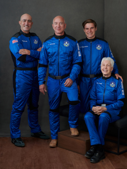 当地时间7月20日上午，贝索斯将同三名同行人员一起搭乘蓝色起源的火箭进入太空。图自东方IC