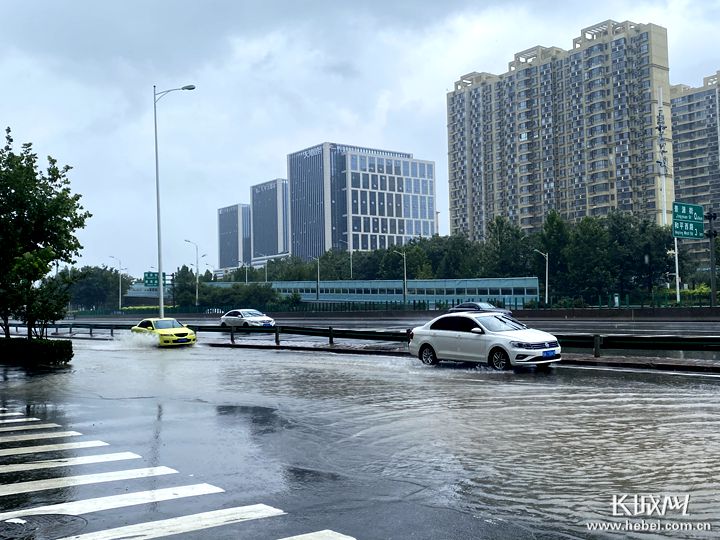 　　　　　　　　石家庄降雨造成路面积水。长城网记者刘澜澜摄　　