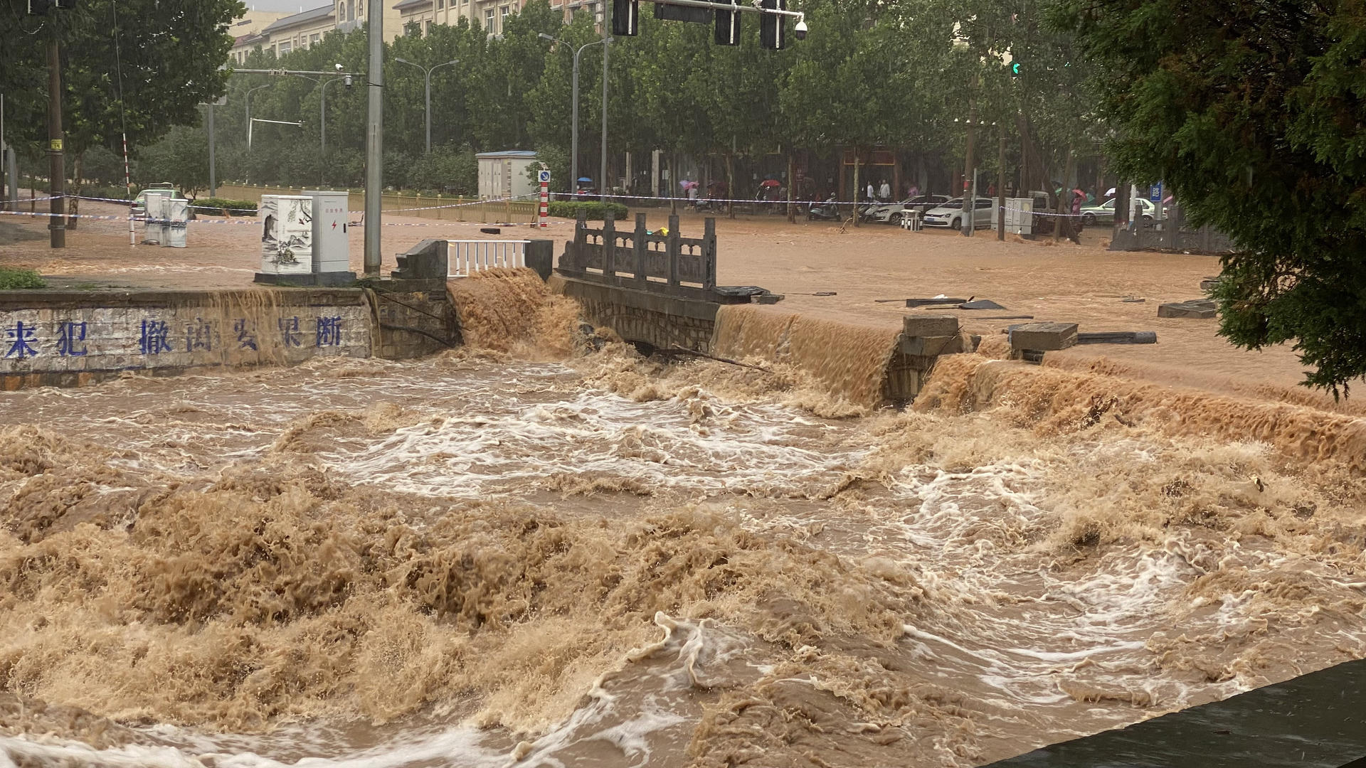 河北暴雨逾54萬人受災 九人遇難六人失蹤 - 新浪香港
