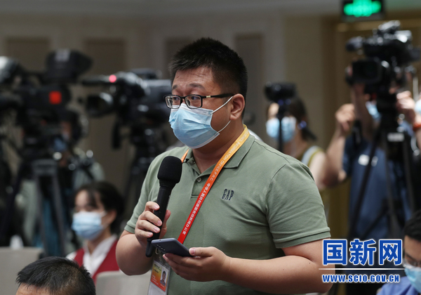 《每日经济新闻》记者在发布会上提问  图片来源：国新网（刘健 摄）