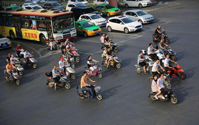 雅迪小牛新老势力交锋，打响电动车4000亿增量市场争夺战