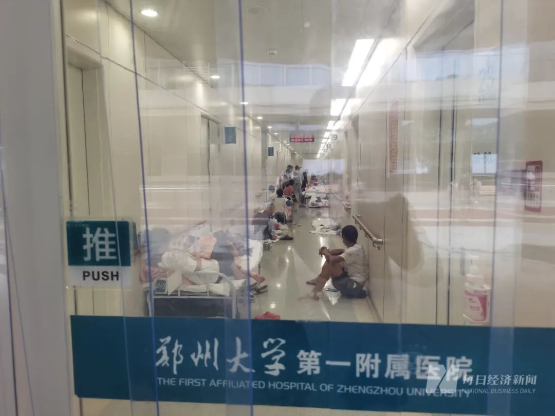 做手术台病床为什么“亚洲最大医院”大转移！几十台手术中断，ICU断电暴雨中近万病人紧急转院_https://www.jmylbn.com_新闻资讯_第5张