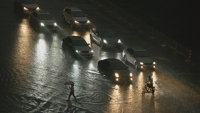 【特写】睡候车大厅、在公司过夜、雨中徒步3小时：被暴雨困在路上的郑州人