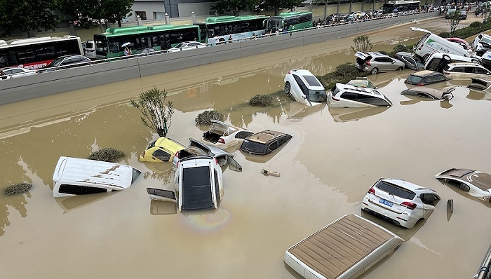 2021年7月21日,郑州,南北大动脉之一的京沙快速京广南路隧道积水较深