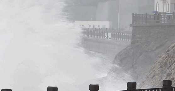 台风“烟花”逼近 浙江温岭海面掀起六七米大浪