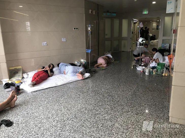 做手术台病床为什么“亚洲最大医院”大转移！几十台手术中断，ICU断电暴雨中近万病人紧急转院_https://www.jmylbn.com_新闻资讯_第6张