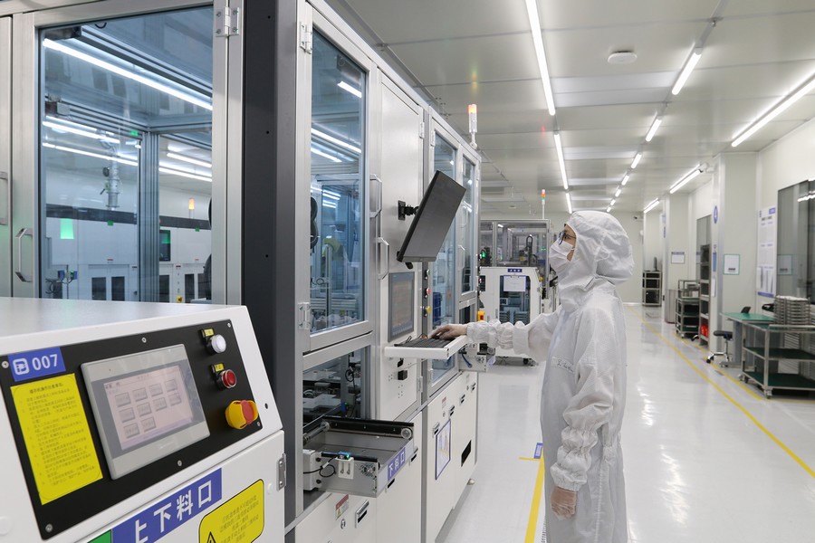 智新半导体igbt生产线高度智能化,自动化 记者 王亦/摄