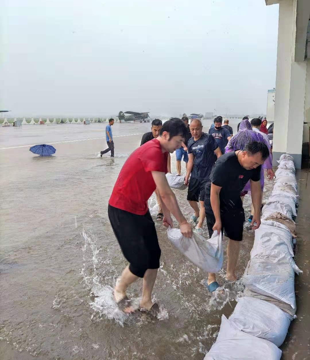 安阳航校开展防汛抢险工作