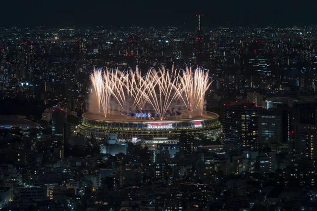 这是7月23日在日本东京涩谷天空拍摄的开幕式时的新国立竞技场。新华社记者 杜潇逸 摄