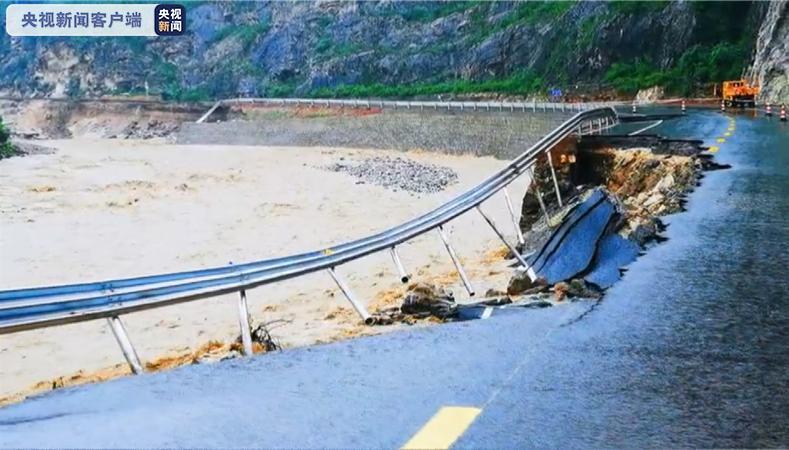 陕西洛南暴雨致多条路段受损 已转移安置群众5万多人