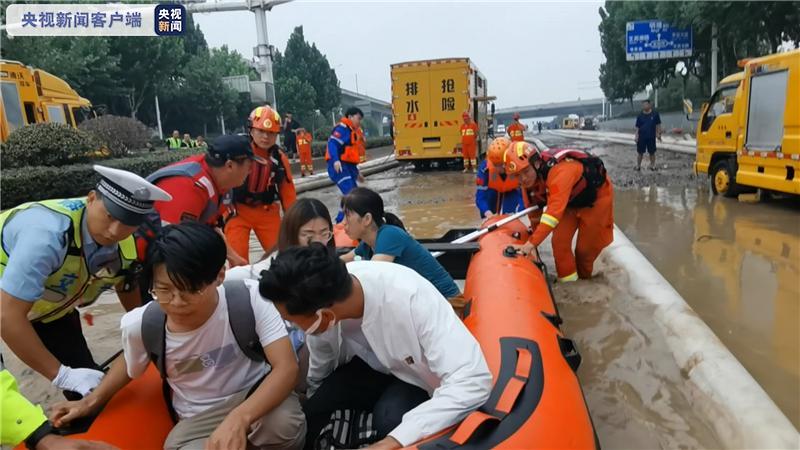 安徽阜阳消防驰援郑州抗洪 转移被困群众及学生500余人