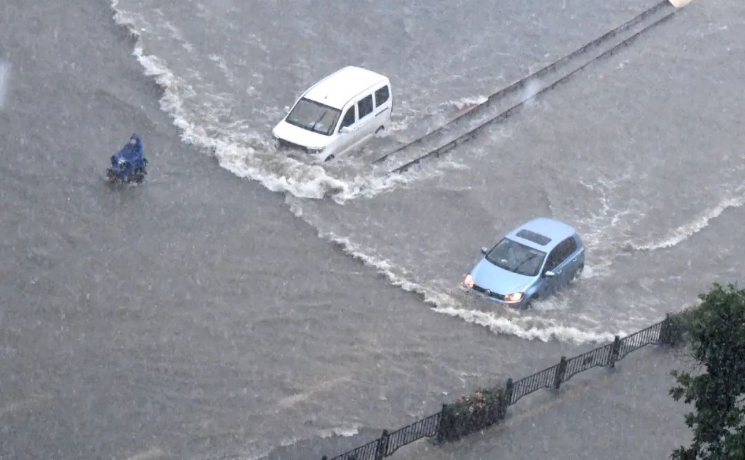 暴雨来袭 何时弃车逃生 汽车被淹 保险公司赔不赔 电动车雨天能当船开 专业人士解读来了 电动 新浪财经 新浪网