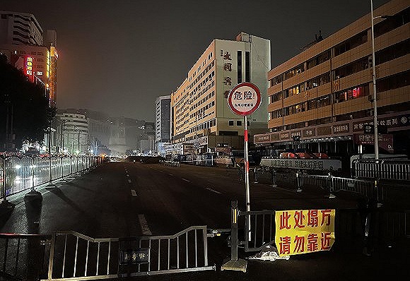 郑州大同宾馆有倒塌风险，周边已围挡禁行