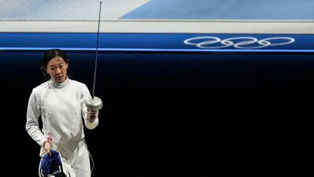 孙一文在女子重剑决赛中胜罗马尼亚选手，为中国奥运军团添第三金