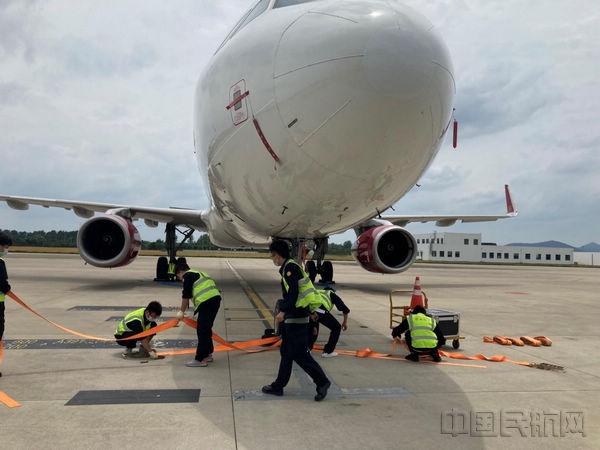 吉祥航空在台风影响前抓紧开展飞机系留工作