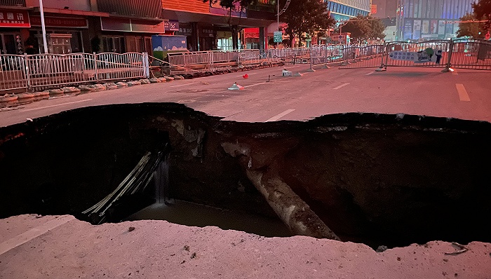 郑州路面多处出现塌陷，已展开抢修回填