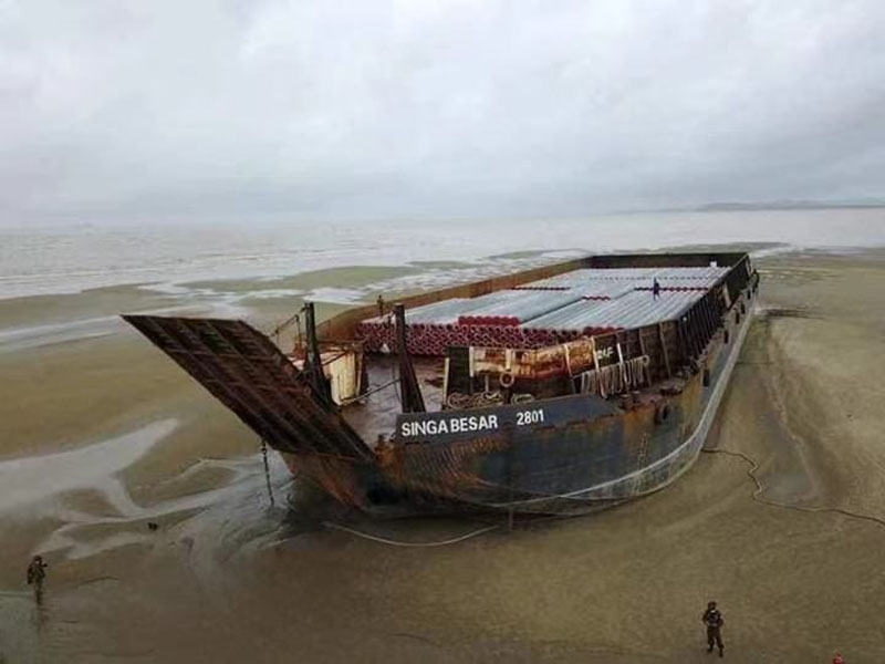 受海上恶劣天气影响 一拖船在缅甸孟邦海滩搁浅