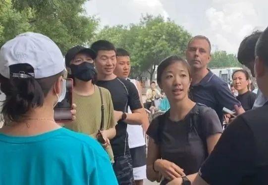 西方记者在郑州被群众拦堵，环时锐评：不能客观上帮他们