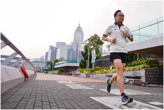 林郑电视机前为香港运动员打气 同时祝贺国家队选手杨倩夺首枚金牌|国家队|电视机|金牌_新浪新闻