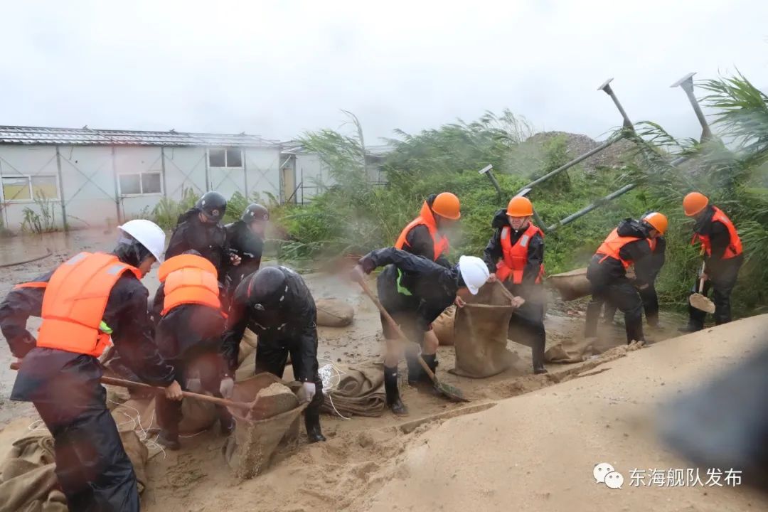 灾情发生后,东部战区海军某扫雷舰大队立即启动抢险救灾应急预案,由20