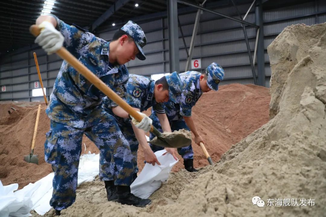 接到驻地政府支援请求后,东部战区海军某海防工程大队出动1支应急抢险