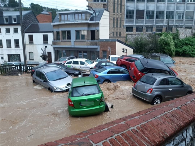 △比利时那慕尔省24日再现洪水（图片来自比利时媒体）