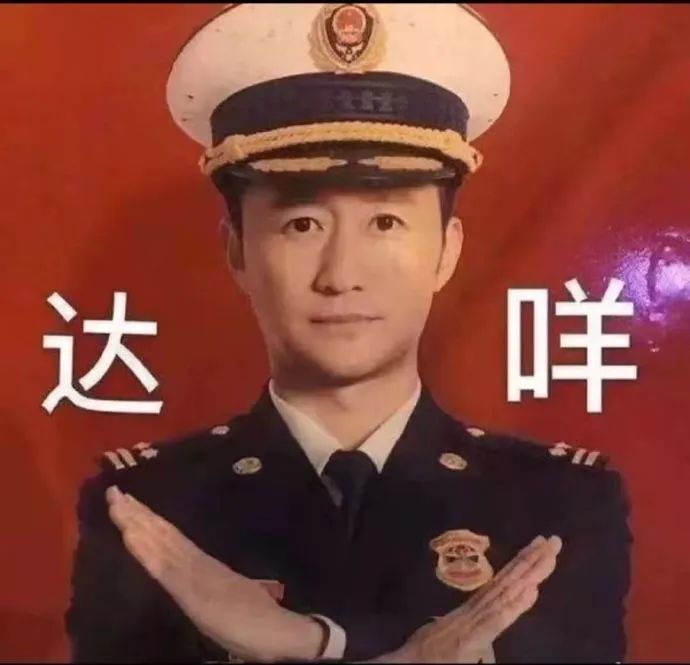 网友们一边心疼这位"奥运会场外最忙的人",一边连夜赶制新表情包,毕竟