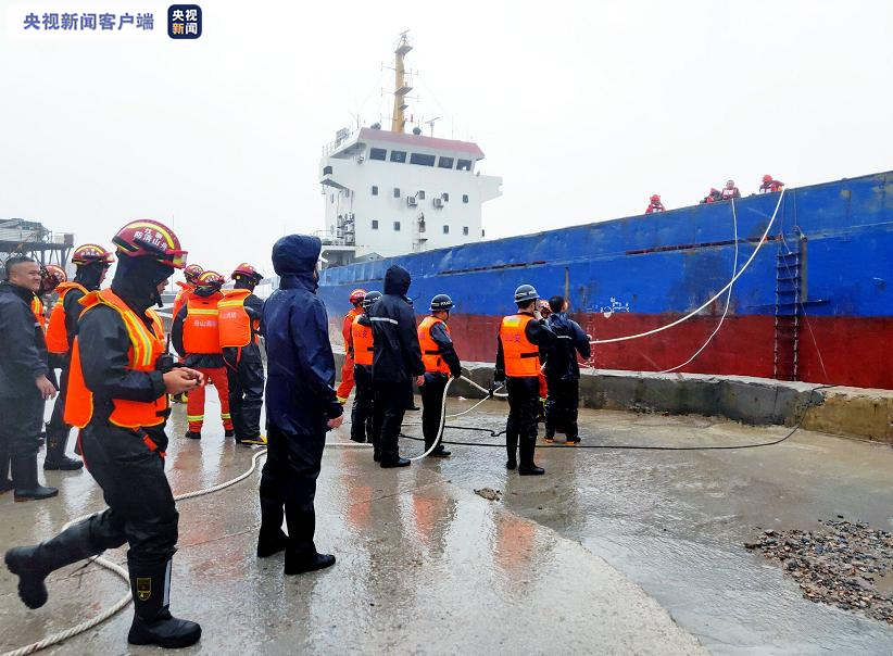 台风“烟花”来袭 一船在舟山走锚触礁 紧急救援后12人安全脱险