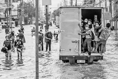 菲律宾多地发生洪涝灾害 超过1.5万人被疏散