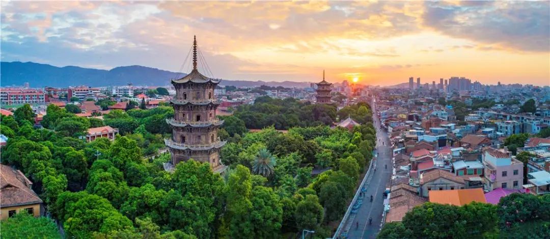 晨曦中的泉州开元寺东西塔.陈英杰摄