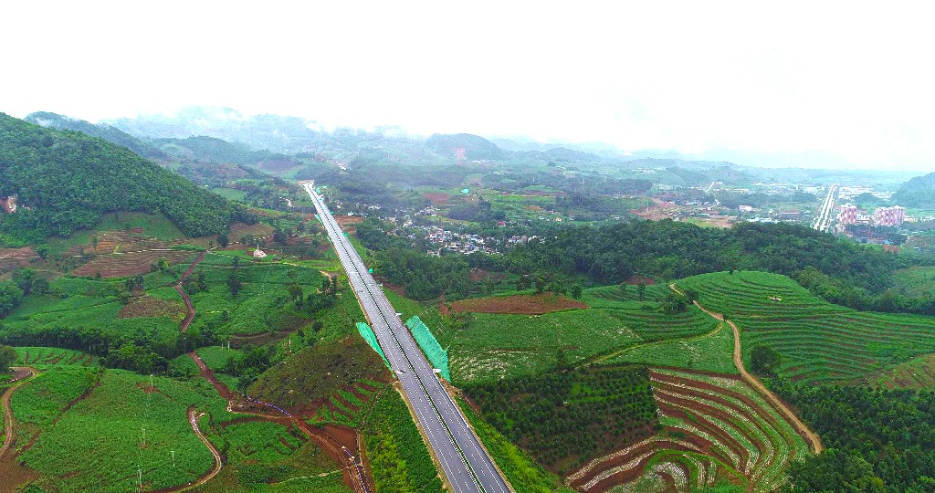 云南镇清高速公路建成通车