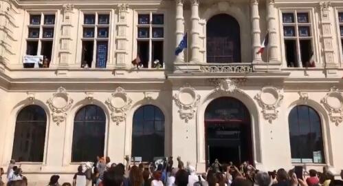 （在法国西部城市普瓦蒂埃，示威者冲进市政厅。）