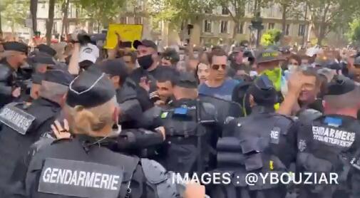 （巴黎的抗议活动中，警方与示威者发生冲突。）