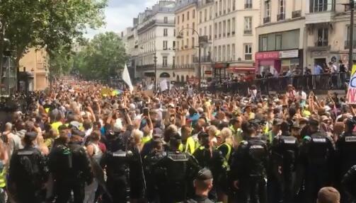 （巴黎街头的抗议活动。）