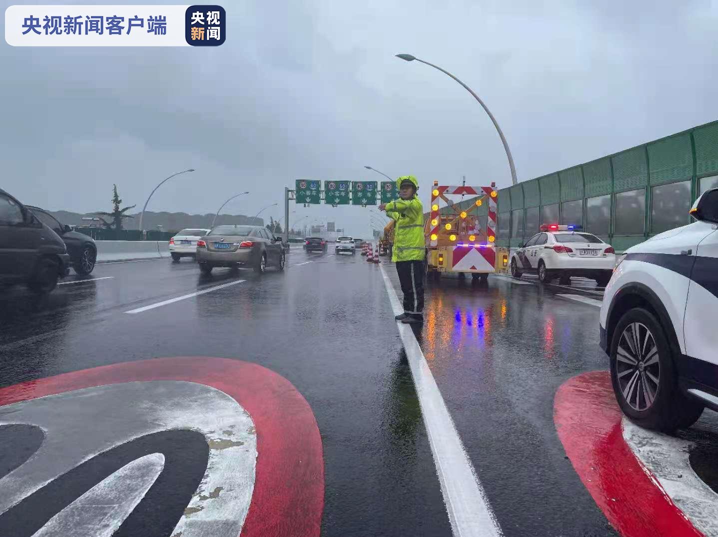 台风登陆后 上海首个早高峰地铁客流少八成 车流少两成