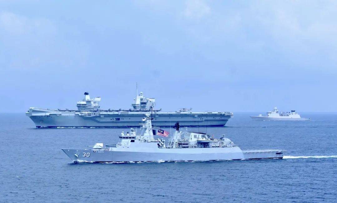 英航母25日与马来西亚海军进行演练的画面。