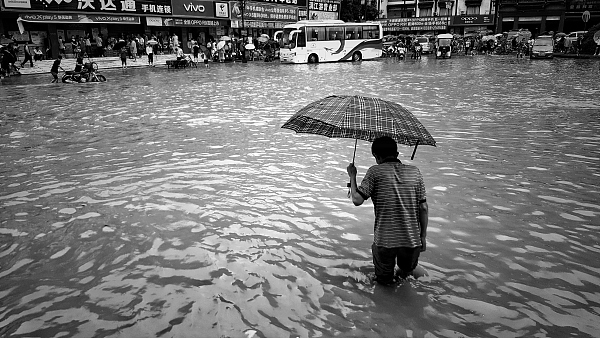 河南洪灾前曾多次发布暴雨红色预警，但“停课、停业不具备强制性”
