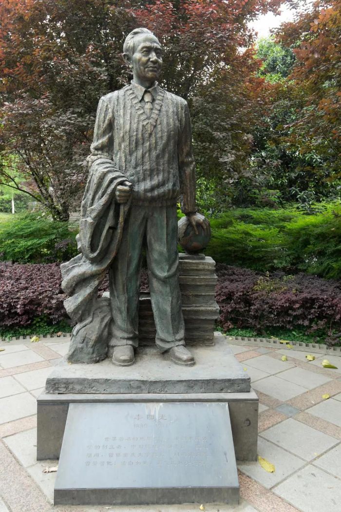 重庆大学李四光雕像&nbsp;&nbsp; 图片来源:图虫创意