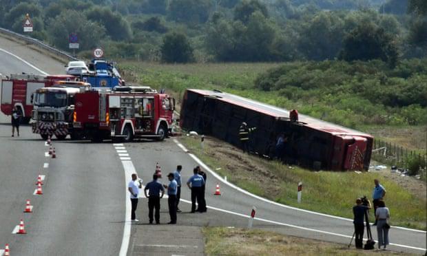大巴车在克罗地亚冲出高速至少10人死亡，司机承认开车时睡着