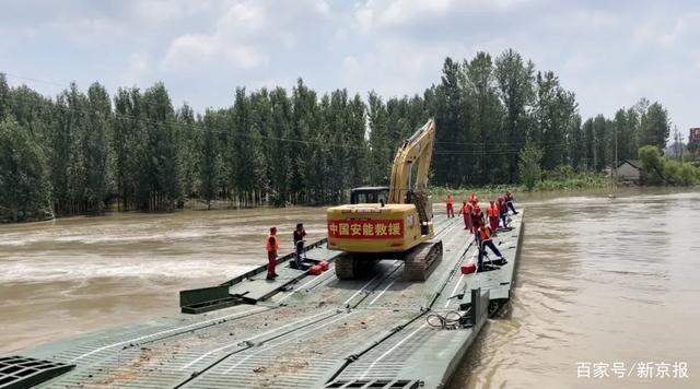 ▲7月24日上午，应急动力舟正向河堤对岸运送挖掘机等大型设备。新京报记者 王瑞文 摄
